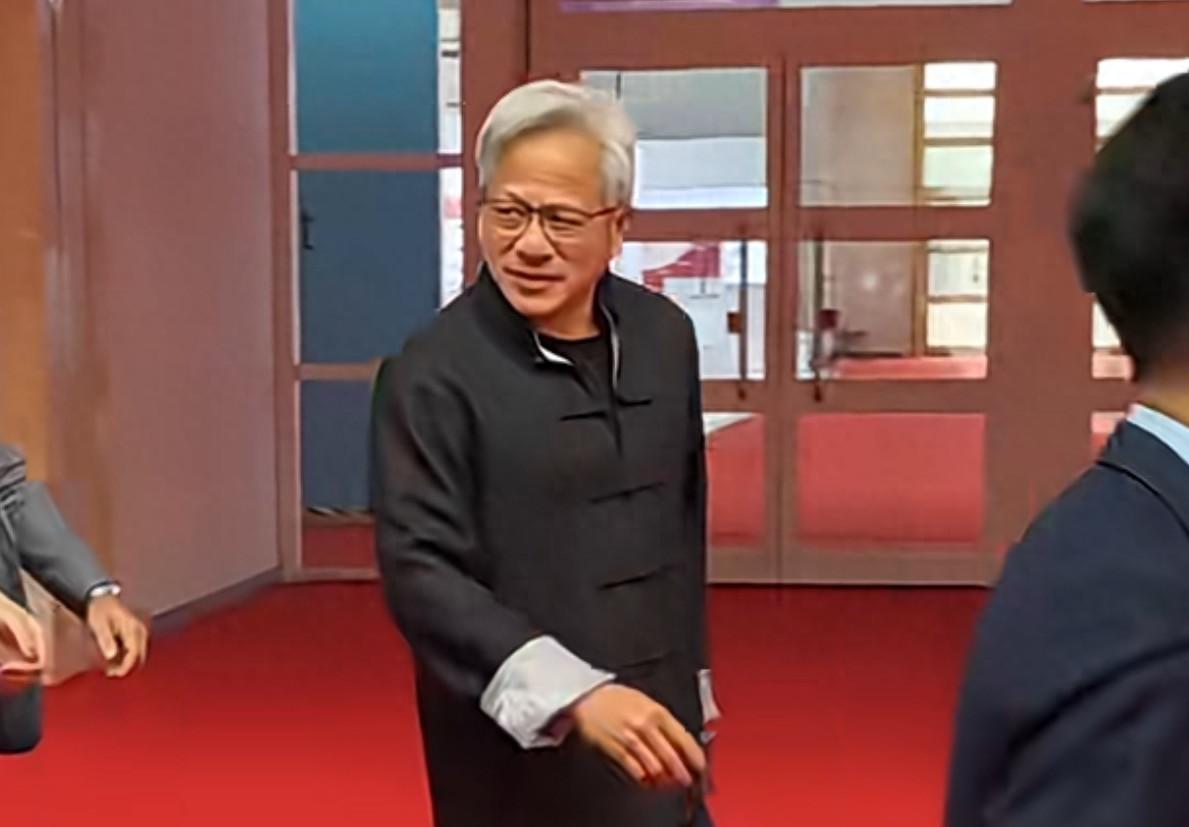 黃仁勳急了