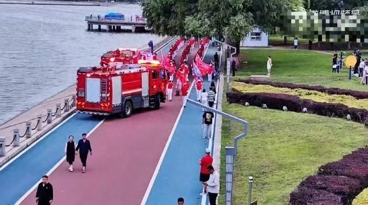 馬上評｜老年“暴走團”阻擋消防車，只是素養問題嗎