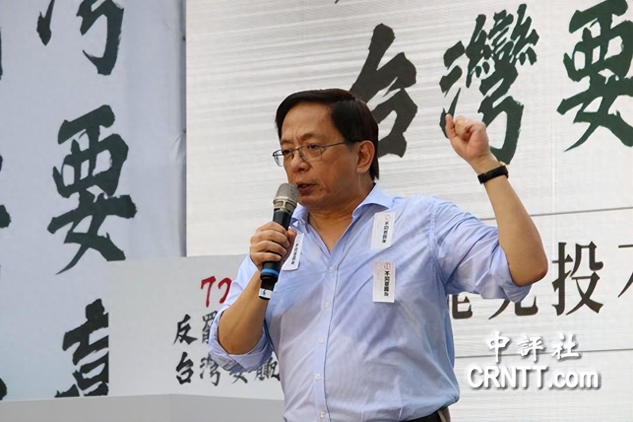 管中閔在民進黨中央黨部前怒斥：綠營有羣不知廉恥的政客