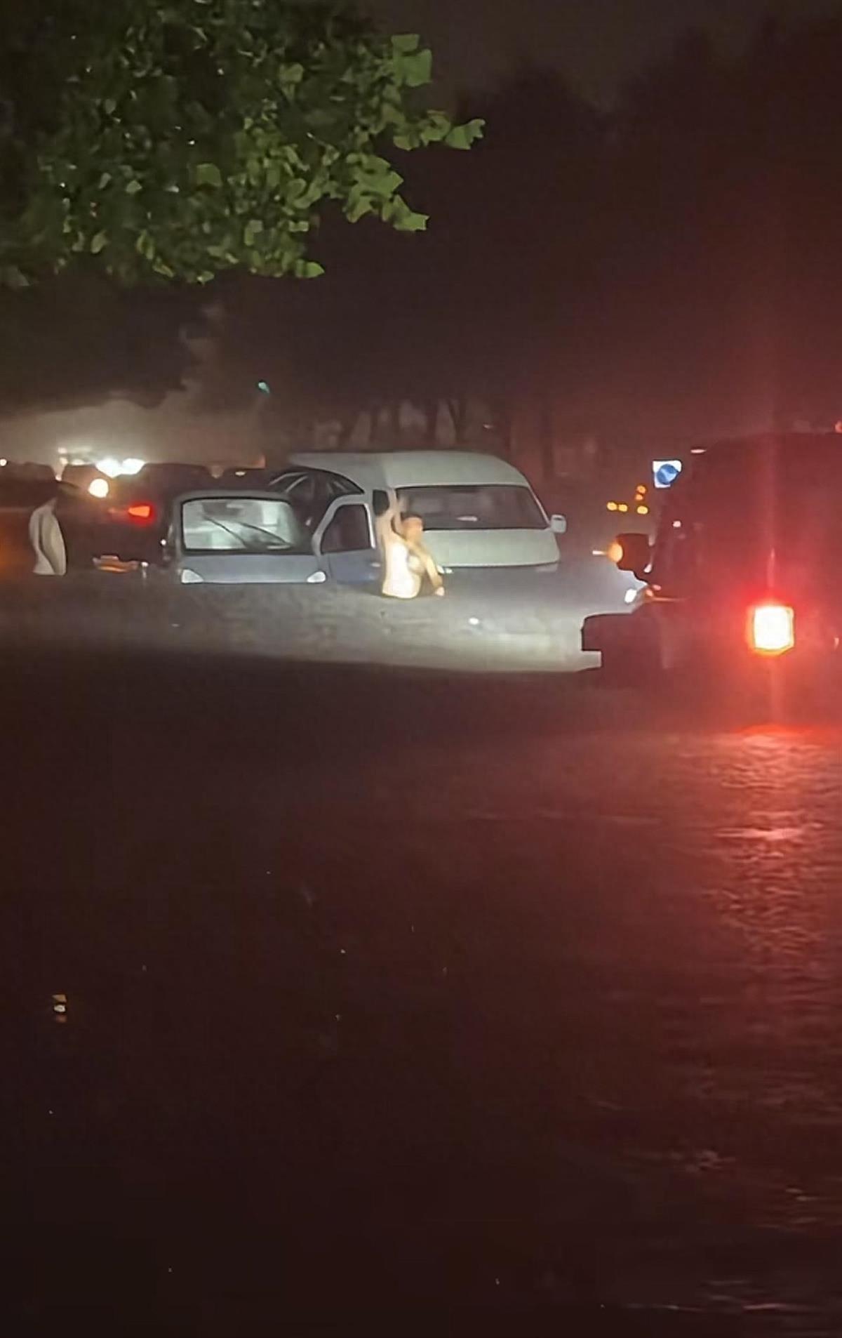 山東濰坊突發暴雨多處漬水有車輛被淹，有幼兒園通知停課，一男子駕駛牧馬人連救5輛車