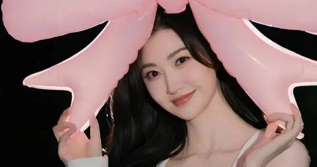 景甜拿粉色蝴蝶結氣球慶生 穿搭簡約笑容甜美