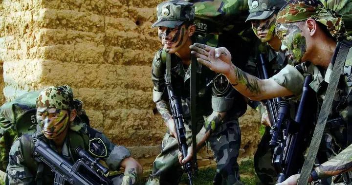 當警銜遇到軍銜時，誰要服從誰的命令？原來是這樣一回事