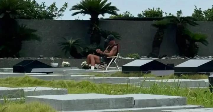 具俊曄現身大S墓地，坐墓碑前看《流星花園》，墓碑刻字永遠想念