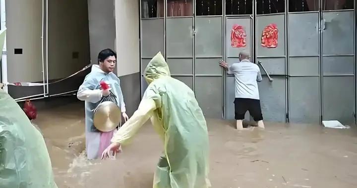 密雲洪水夜襲村莊 男子凌晨挨戶敲窗：快跑！他救下十幾戶人家