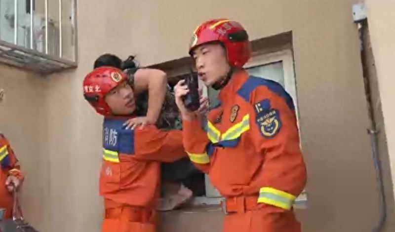一位位抱出來！ 大興消防從密雲一小區轉移33名被困羣衆