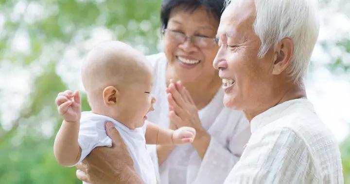 老人幫兒女帶娃，若出現3個徵兆，晚年多是“有福之人”，很幸運