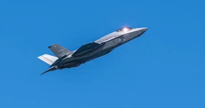 突發！一聲巨響，美軍F35摔成廢鐵，8100萬打水漂