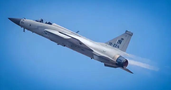 印度抗議無效！巴鐵梟龍獲俄製心臟，空戰碾壓陣風創奇蹟！