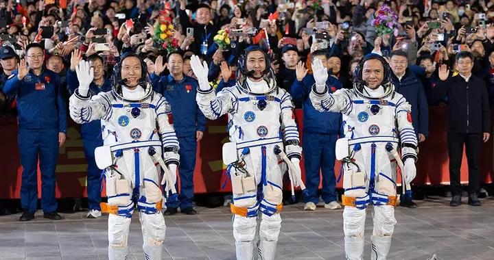 神舟二十一號航天員乘組出征