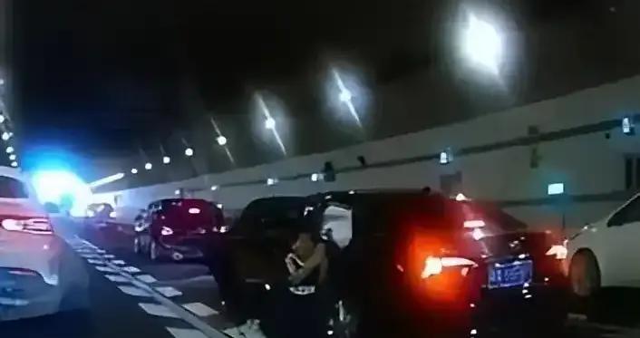 10歲男孩跪地攔車救母：孩子的哭聲裏藏着最本能的愛與勇氣