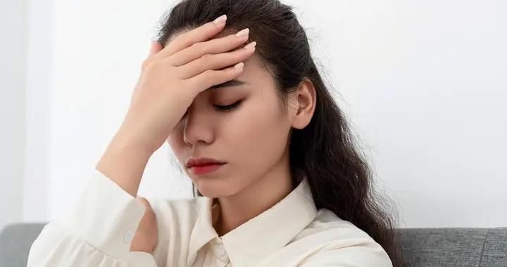 告別月經期頭疼：瞭解激素、情緒與習慣的影響，科學應對