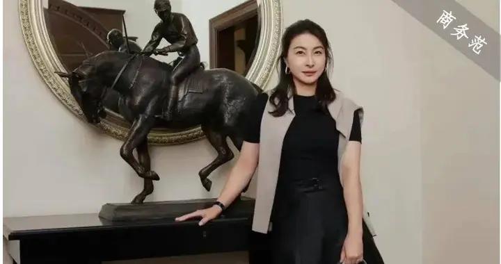 郭晶晶看秀同框朱珠，合影從來沒輸過！拎愛馬仕也愛“中產三寶”