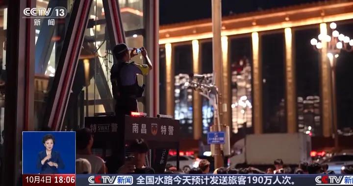 威武中有溫暖 特警日均幫遊客拍照上萬張