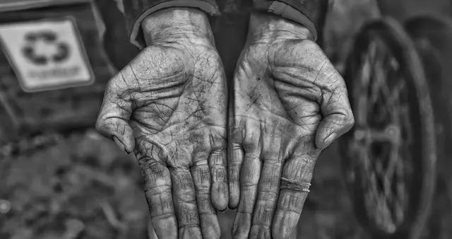 監控拍下暴行：環衛工被踹倒地後，那雙護住頭部的手讓人心碎