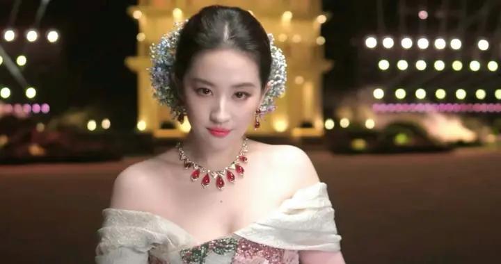 曝內娛紅毯“潛規則”，劉亦菲造型折騰26次，迪麗熱巴不受待見