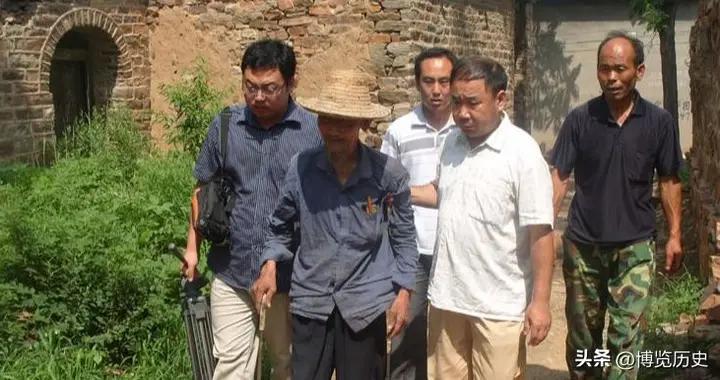 河北老農洪水中拼命抓回一袋子，45年後打開，驚動當地政府