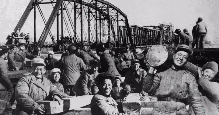 志願軍的妙招，白天橋就像被炸斷的，晚上補給的火車卻能呼嘯而過