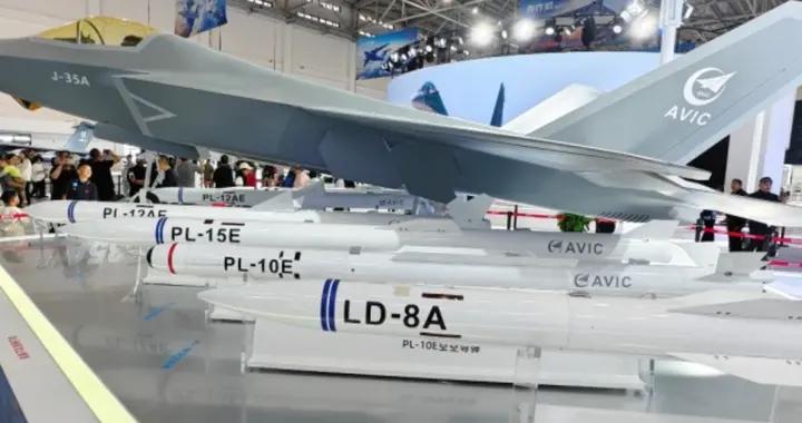 連美俄都沒有？解放軍首次實現，隱身機配裝全新導彈，首用臺海？