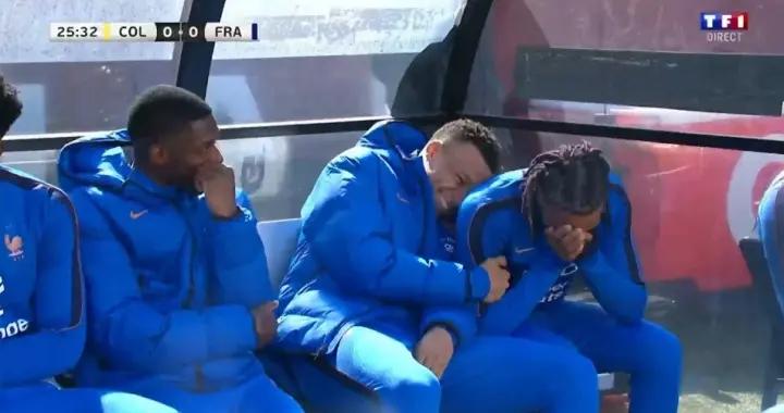 姆總笑嘻了！法國隊員在替補席說笑，奧利塞捂臉姆巴佩笑出表情包