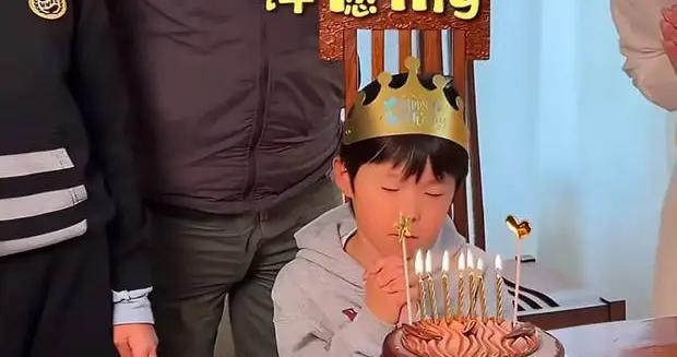 張紀中杜星霖一家六口爲二兒子慶生 孩子們排排坐熱鬧十足