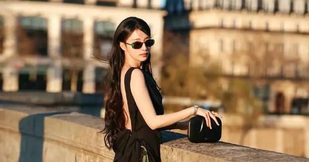 王楚然穿黑色立體花飾露背裙 在橋邊漫步裙襬輕揚