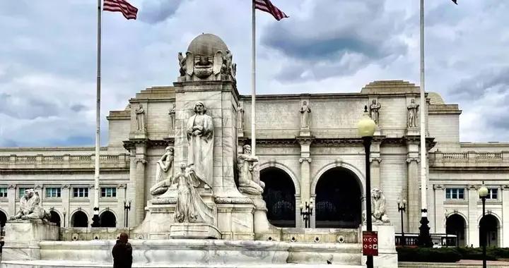 中東戰火外溢，關稅退稅開戰：特朗普身陷兩個戰場