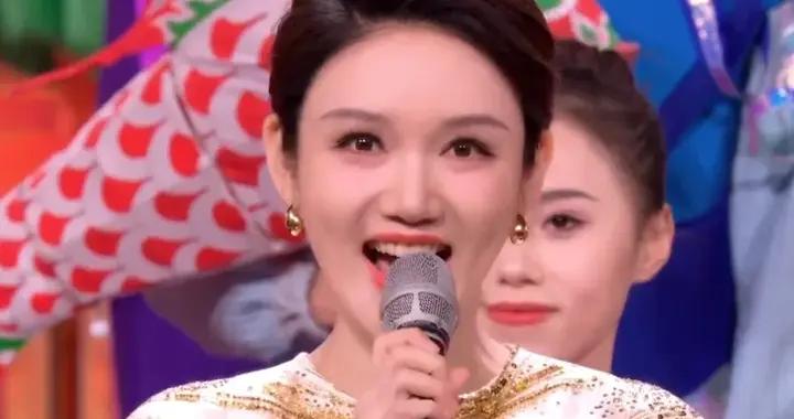 元宵晚會主持人狀態有變化！龍洋調整了眼妝，就差馬凡舒換髮型了