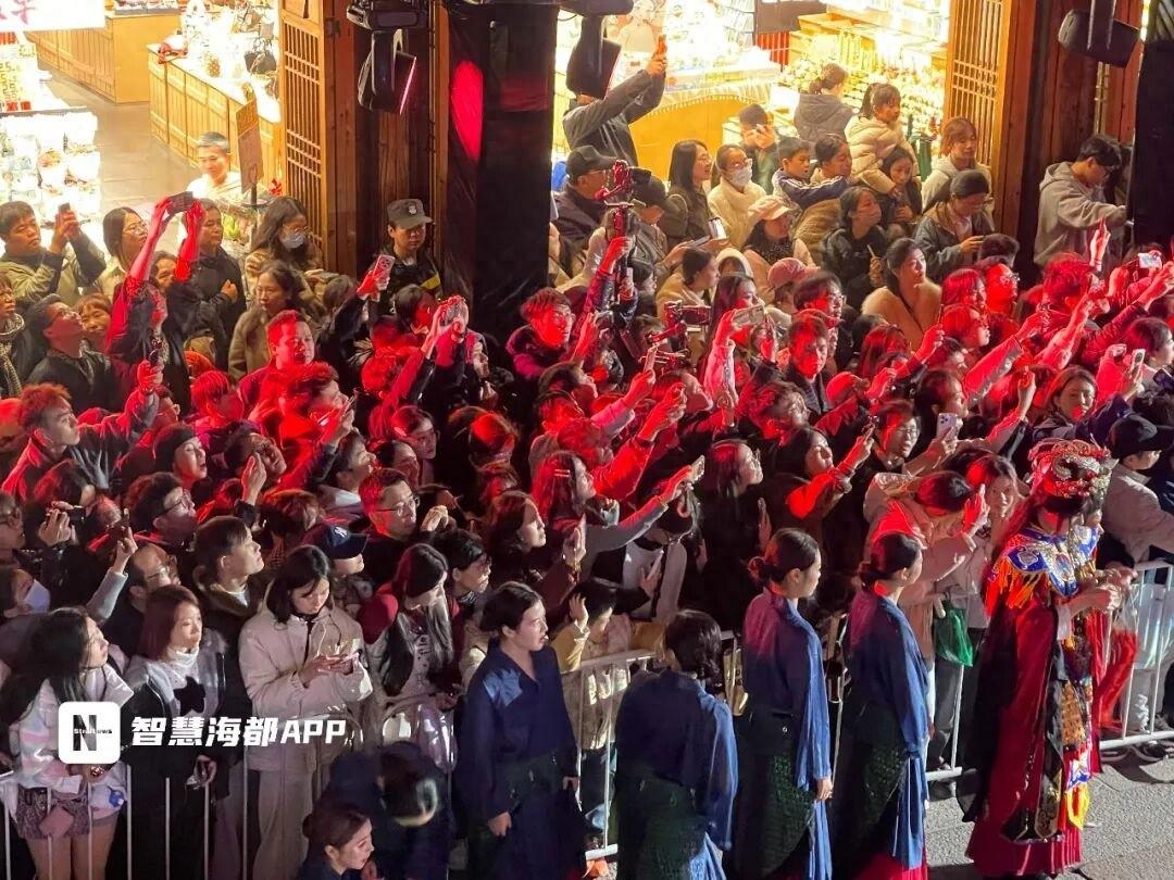 演員毛曉彤現身福州三坊七巷！巨型福魚馭光而來