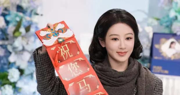 楊紫身着格紋外套搭配深棕圍巾 妝容淡雅溫婉親和