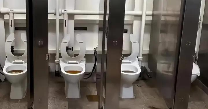 剛下航母先上廁所，美軍真憋不住了？照片公開，內急拖垮超級航母