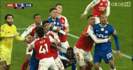 有點疼！切爾西角球，拉亞出擊擊球打中了佩德羅的頭