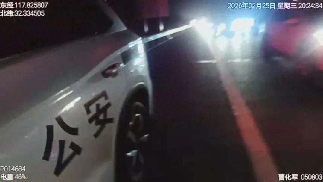 高速驚魂一幕！女子突發癔症欲跳車，交警緊急出手……