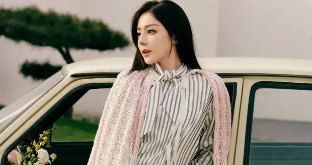 迪麗熱巴穿針織開衫清新優雅 轉身回眸治癒靈動