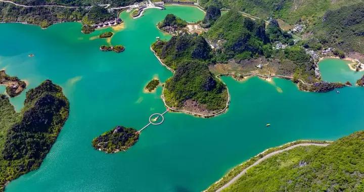 深藏在峯林環抱中的仙境，我被這片寶石湖泊驚豔到了！