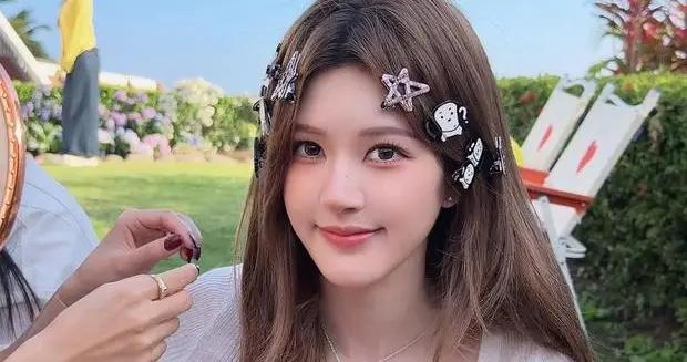 趙露思頭戴星星髮夾甜美元氣 側頭淺笑治癒隨性