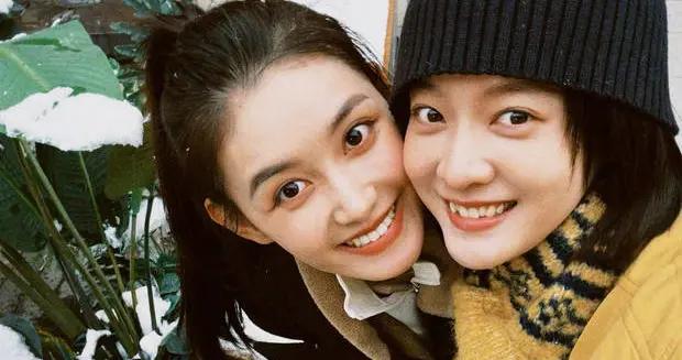 張雪迎分享與蔣依依雪地合照 親密貼臉閉眼甜笑