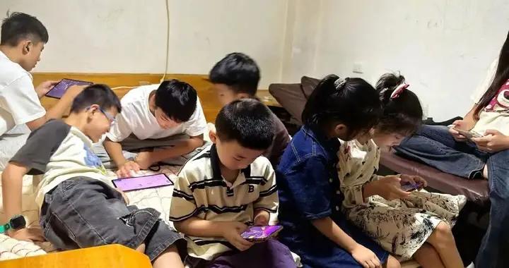 過年老家最痛心的一幕：大人小孩，正沉迷於“奶頭樂”裏不能自拔