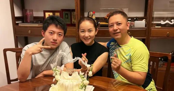 火遍全網的“搞笑男孩”長大了：父母的“育兒劇本”裏沒有一句說教