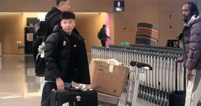 復出在即？媒體人曬麥考爾與杜鋒機場合照：麥考爾隨隊前往新疆