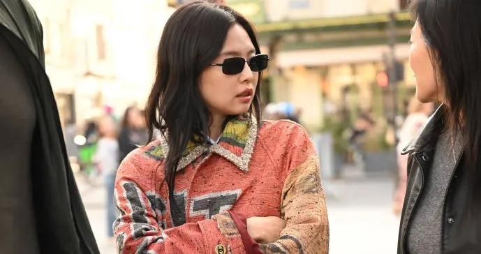 Jennie巴黎街頭被私生跟蹤到想哭 無奈表示：簽名就能放過我嗎