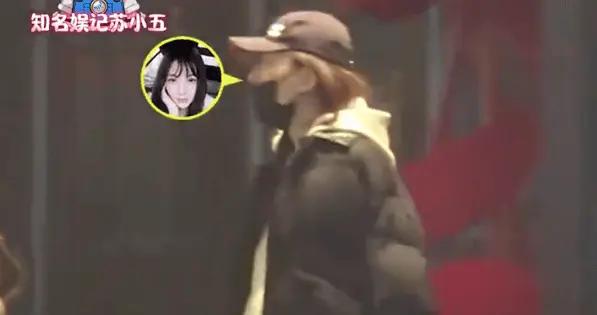 高磊鑫疑懷二胎挺肚孕購物 穿白色運動裝大步流星