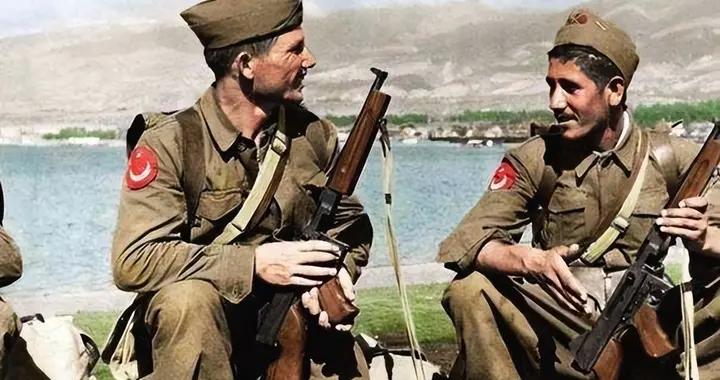 睡到半夜，土耳其旅突然朝美軍扔手榴彈，原來他們是志願軍化裝的