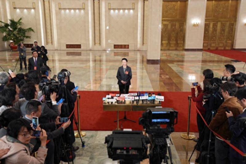 司法部部長賀榮：優化營商環境，加快研究推進人工智能、低空經濟等領域立法｜兩會速遞