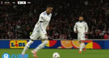 靈光一現！沃特金斯空中接力頭球直接吊射破門，維拉1-0領先里爾