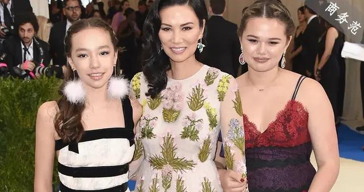 默多克95歲壽宴，鄧文迪帶兩女兒坐主桌！20年佈局繼承千億資產