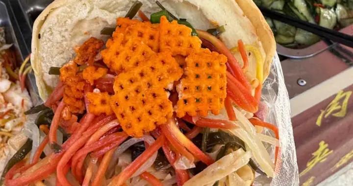 西安首屆菜夾餅大賽，看誰夾餅過秤重量高，喫嘴裏有饃有菜美滴很