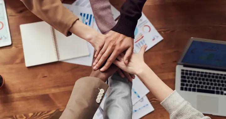 00後女員工拒絕陪客戶喝酒，被辭退，職場潛規則的遮羞布如何撕下