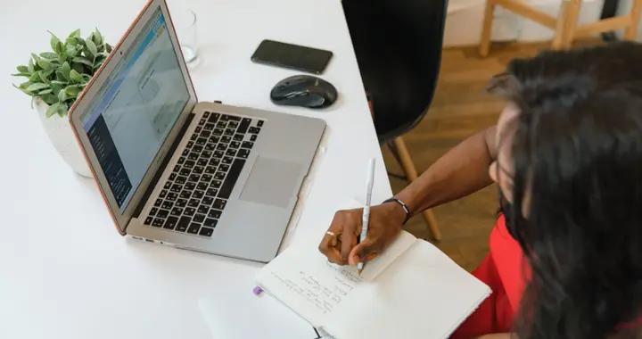 退休金差距2000元背後：電力系統與事業單位的工作優勢，深度對比