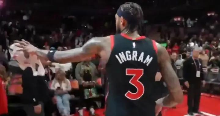 有點尷尬！鶯歌將毛巾扔給女說唱歌手 後者直接一把甩回