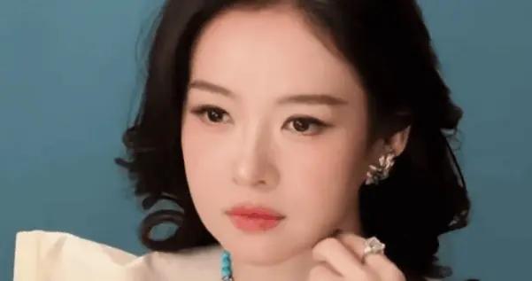 章子怡最新花絮美照曝光！穿深V裝展露性感好身材